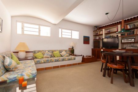 Casa de condomínio à venda com 250m², 4 quartos e 4 vagasSala de TV