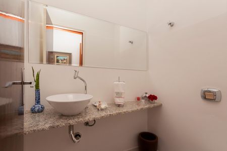 Casa de condomínio à venda com 250m², 4 quartos e 4 vagasLavabo