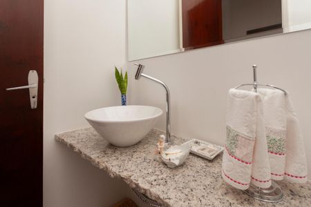 Casa de condomínio à venda com 250m², 4 quartos e 4 vagasLavabo