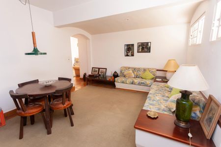 Casa de condomínio à venda com 250m², 4 quartos e 4 vagasSala de TV