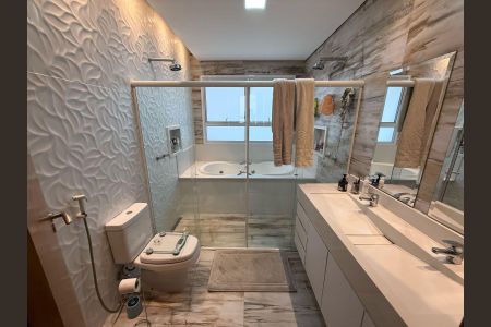 Casa de condomínio à venda com 402m², 4 quartos e 4 vagas Casa de condomínio à venda com 402m², 4 quartos e 4 vagasBanheiro 1