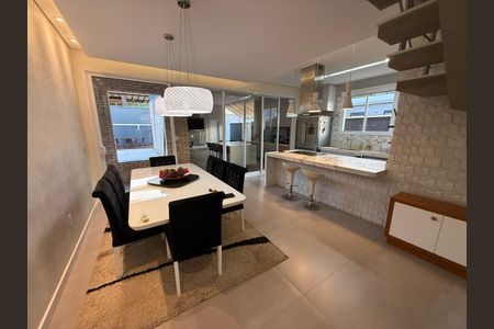 Casa de condomínio à venda com 402m², 4 quartos e 4 vagas Casa de condomínio à venda com 402m², 4 quartos e 4 vagasSala de Jantar