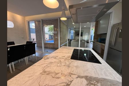 Casa de condomínio à venda com 402m², 4 quartos e 4 vagas Casa de condomínio à venda com 402m², 4 quartos e 4 vagasCozinha