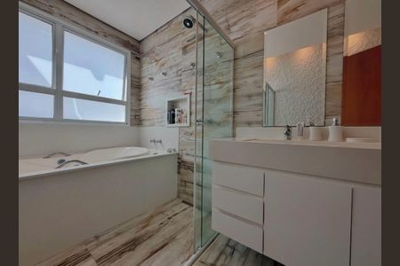 Casa de condomínio à venda com 402m², 4 quartos e 4 vagas Casa de condomínio à venda com 402m², 4 quartos e 4 vagasBanheiro 1