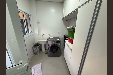 Casa de condomínio à venda com 402m², 4 quartos e 4 vagas Casa de condomínio à venda com 402m², 4 quartos e 4 vagasÁrea de Serviço