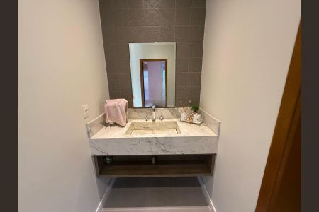 Casa de condomínio à venda com 402m², 4 quartos e 4 vagas Casa de condomínio à venda com 402m², 4 quartos e 4 vagasBanheiro 2