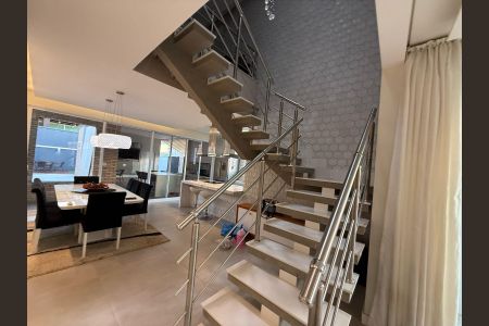 Casa de condomínio à venda com 402m², 4 quartos e 4 vagas Casa de condomínio à venda com 402m², 4 quartos e 4 vagasSala de Jantar