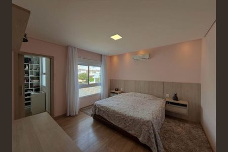 Casa de condomínio à venda com 402m², 4 quartos e 4 vagas Casa de condomínio à venda com 402m², 4 quartos e 4 vagasQuarto 1