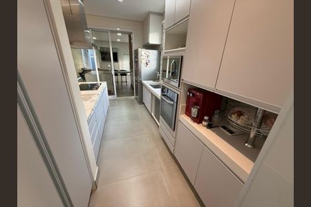 Casa de condomínio à venda com 402m², 4 quartos e 4 vagas Casa de condomínio à venda com 402m², 4 quartos e 4 vagasCozinha