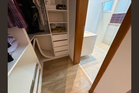 Casa de condomínio à venda com 402m², 4 quartos e 4 vagas Casa de condomínio à venda com 402m², 4 quartos e 4 vagasCloset 2