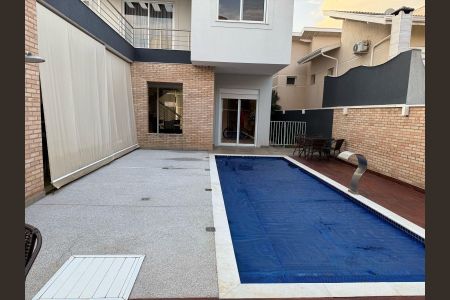 Casa de condomínio à venda com 402m², 4 quartos e 4 vagas Casa de condomínio à venda com 402m², 4 quartos e 4 vagasPiscina