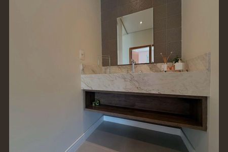 Casa de condomínio à venda com 402m², 4 quartos e 4 vagas Casa de condomínio à venda com 402m², 4 quartos e 4 vagasBanheiro 2