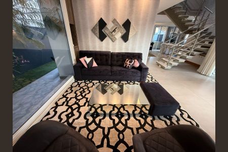 Casa de condomínio à venda com 402m², 4 quartos e 4 vagas Casa de condomínio à venda com 402m², 4 quartos e 4 vagasSala