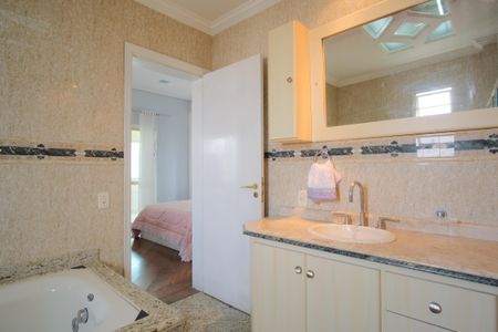 Apartamento à venda com 324m², 4 quartos e 4 vagasBanheiro da Suíte 4