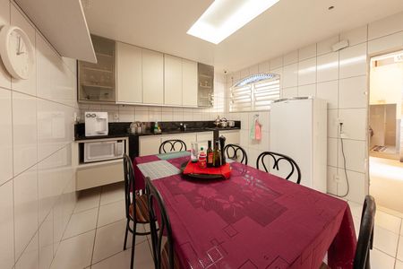 Casa à venda com 312m², 5 quartos e 3 vagas