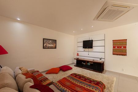 Casa à venda com 312m², 5 quartos e 3 vagas