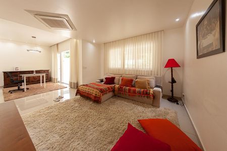 Casa à venda com 312m², 5 quartos e 3 vagas