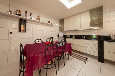 Casa à venda com 312m², 5 quartos e 3 vagas