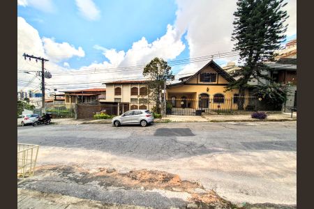 Casa à venda com 403m², 4 quartos e 2 vagasFachada