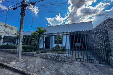 Casa à venda com 360m², 3 quartos e 3 vagasFachada
