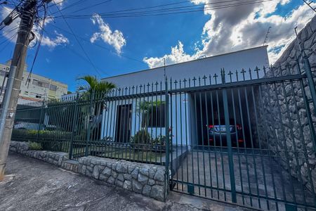 Casa à venda com 360m², 3 quartos e 3 vagasFachada