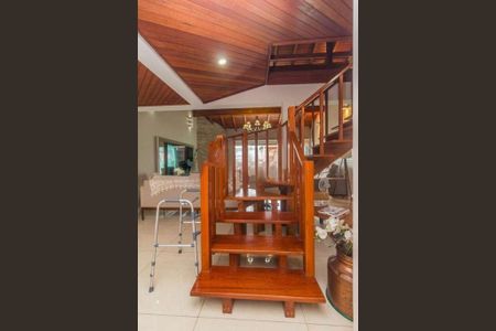 Casa para alugar com 330m², 4 quartos e 2 vagas Casa para alugar com 330m², 4 quartos e 2 vagasEscada