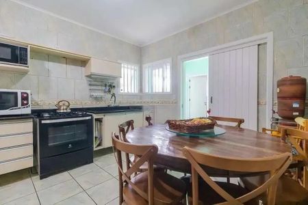 Casa para alugar com 330m², 4 quartos e 2 vagas Casa para alugar com 330m², 4 quartos e 2 vagasCozinha
