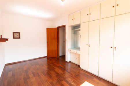 Casa à venda com 410m², 4 quartos e 6 vagas Casa à venda com 410m², 4 quartos e 6 vagasQuarto 4