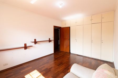 Casa à venda com 410m², 4 quartos e 6 vagas Casa à venda com 410m², 4 quartos e 6 vagasQuarto 4