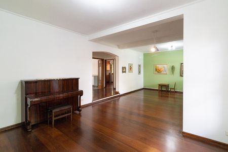 Casa à venda com 410m², 4 quartos e 6 vagas Casa à venda com 410m², 4 quartos e 6 vagasSala