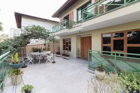 Casa à venda com 410m², 4 quartos e 6 vagas Casa à venda com 410m², 4 quartos e 6 vagasÁrea comum