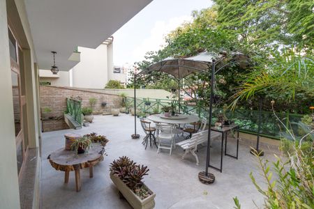 Casa à venda com 410m², 4 quartos e 6 vagas Casa à venda com 410m², 4 quartos e 6 vagasÁrea comum