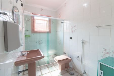 Casa à venda com 410m², 4 quartos e 6 vagas Casa à venda com 410m², 4 quartos e 6 vagasBanheiro do Quarto 4