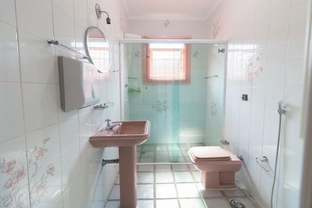 Casa à venda com 410m², 4 quartos e 6 vagas Casa à venda com 410m², 4 quartos e 6 vagasBanheiro do Quarto 4