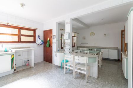 Casa à venda com 410m², 4 quartos e 6 vagas Casa à venda com 410m², 4 quartos e 6 vagasCozinha