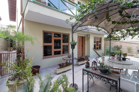 Casa à venda com 410m², 4 quartos e 6 vagas Casa à venda com 410m², 4 quartos e 6 vagasÁrea comum