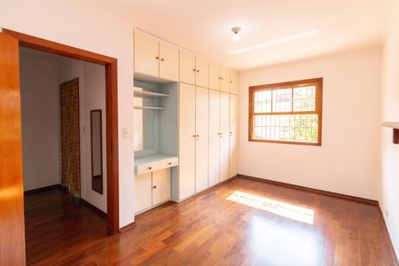 Casa à venda com 410m², 4 quartos e 6 vagas Casa à venda com 410m², 4 quartos e 6 vagasQuarto 4