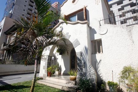 Casa à venda com 300m², 5 quartos e 5 vagasFachada