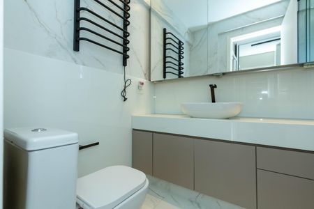 Casa de condomínio à venda com 292m², 3 quartos e 2 vagas Casa de condomínio à venda com 292m², 3 quartos e 2 vagasBanheiro da Suíte