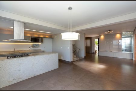 Casa de condomínio à venda com 292m², 3 quartos e 2 vagas Casa de condomínio à venda com 292m², 3 quartos e 2 vagasSala