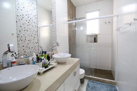 Casa de condomínio à venda com 200m², 4 quartos e 2 vagasBanheiro da suíte