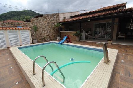 Casa de condomínio à venda com 200m², 4 quartos e 2 vagasPiscina