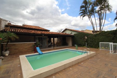 Casa de condomínio à venda com 200m², 4 quartos e 2 vagasPiscina