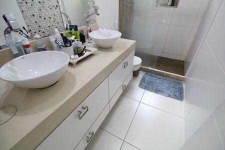 Casa de condomínio à venda com 200m², 4 quartos e 2 vagasBanheiro da suíte