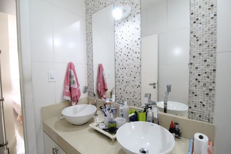 Casa de condomínio à venda com 200m², 4 quartos e 2 vagasBanheiro da suíte