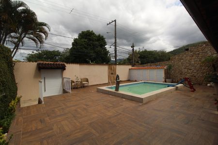 Casa de condomínio à venda com 200m², 4 quartos e 2 vagasQuintal