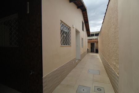 Casa de condomínio à venda com 200m², 4 quartos e 2 vagasLateral da casa