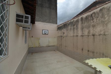 Casa de condomínio à venda com 200m², 4 quartos e 2 vagasFundos da casa