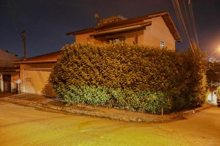 Casa para alugar com 270m², 4 quartos e 7 vagas Casa para alugar com 270m², 4 quartos e 7 vagasFachada