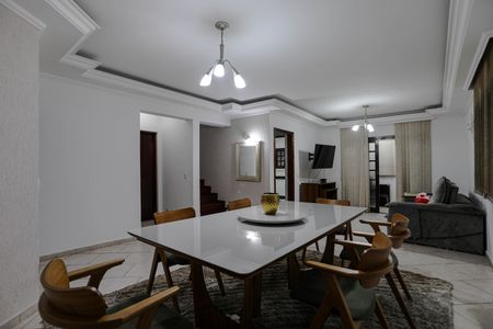 Casa para alugar com 270m², 4 quartos e 7 vagas Casa para alugar com 270m², 4 quartos e 7 vagasSala de Jantar